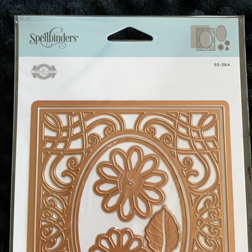 Spellbinders card Die - Picture 3 of 6